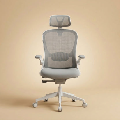 Chaise de bureau ergonomique gris clair, vue de face : appui-tête mesh, accoudoirs relevables, piétement blanc