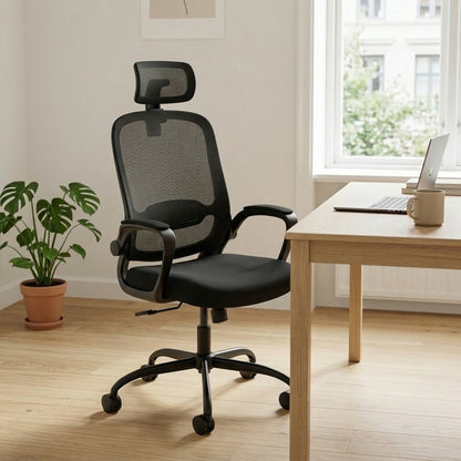 Chaise de bureau ergonomique noire dans un bureau à domicile lumineux